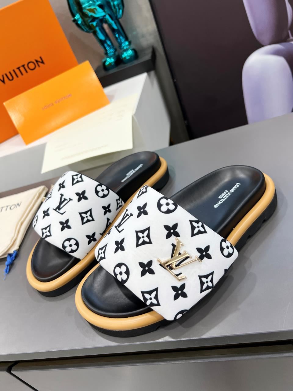 Louis Vuitton Slippers